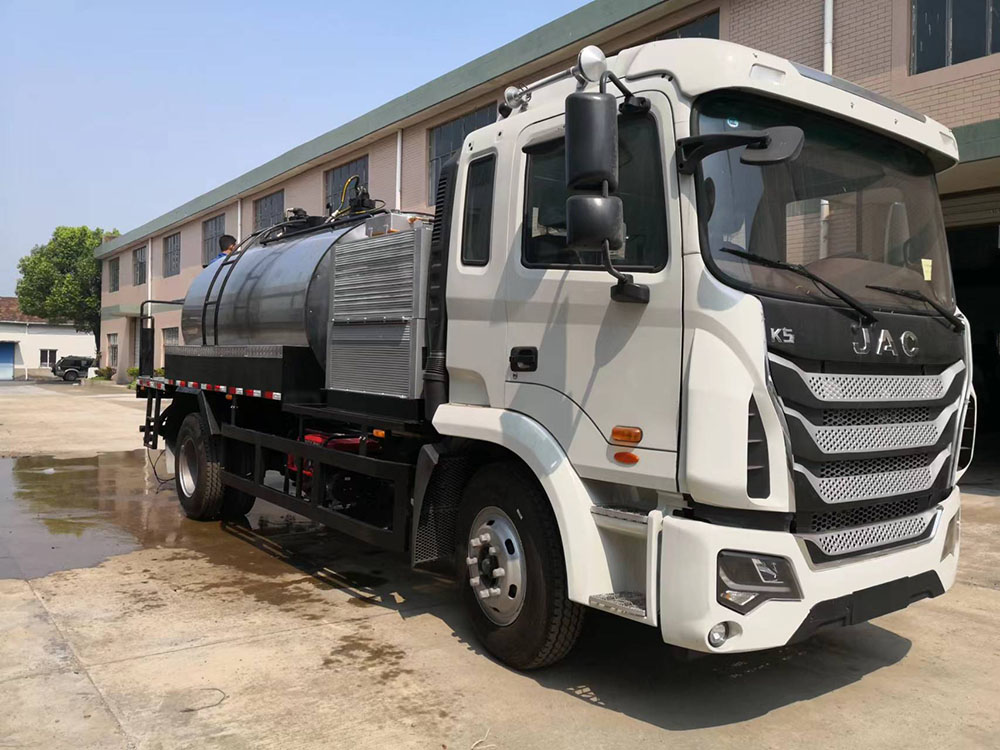 含砂瀝青封層車